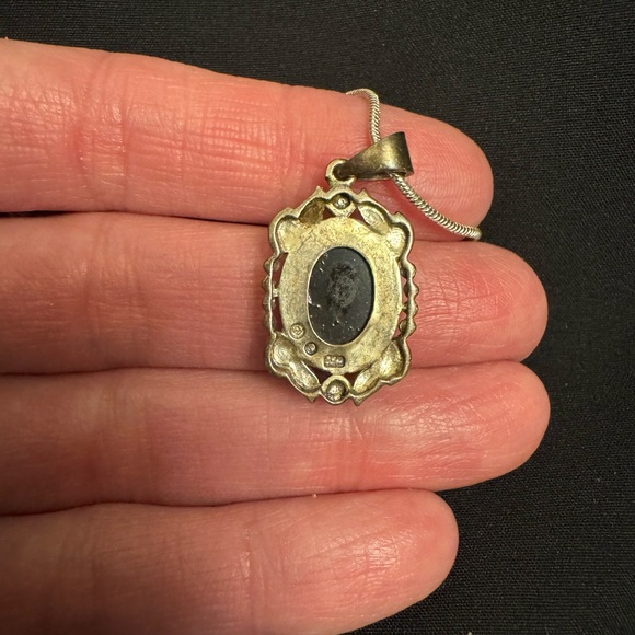 Elegant Marcasite 925 Silver Cameo Pendant - Picture 4 of 5